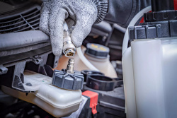 Zestaw do odpowietrzania układu hamulcowego i sprzęgła 2,5 l