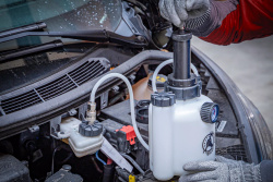 Zestaw do odpowietrzania układu hamulcowego i sprzęgła 2,5 l